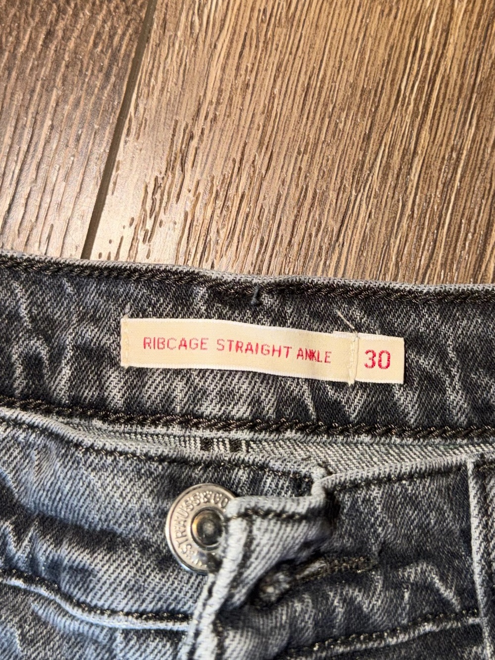 Levi's Rib-Cage Straight Ankle Jeans in Washed Gray - Picture 3 of 6